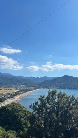 湾沿いの青い風景