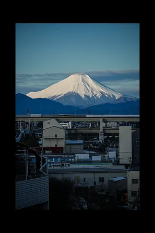 高架と見上げる冬の富士
