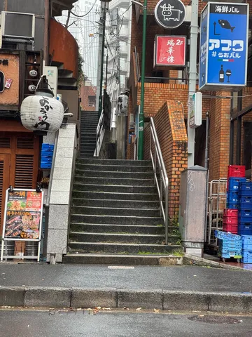 雨の日の路地裏、迷路のような階段