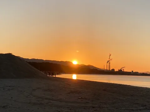夕陽と煙突、砂浜のコントラスト