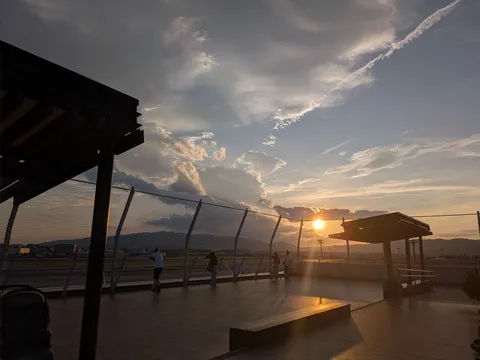 夕暮れ空、空港の展望デッキ