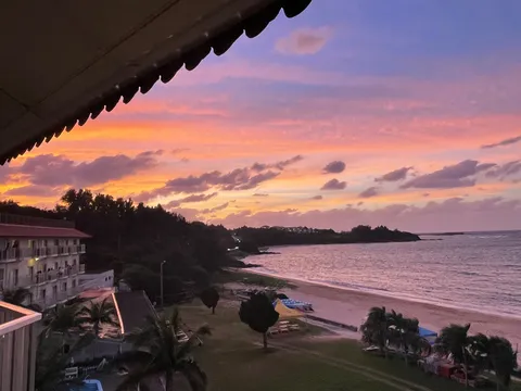 夕暮れの海辺に染まる穏やかさ