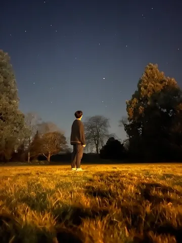 星空の下、一人佇む姿