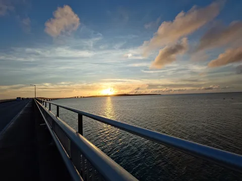 橋と夕陽のグラデーション
