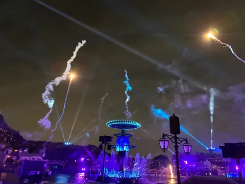 夜空を彩る光のショー