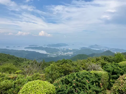 山頂からの眺め、島々の織りなす絶景