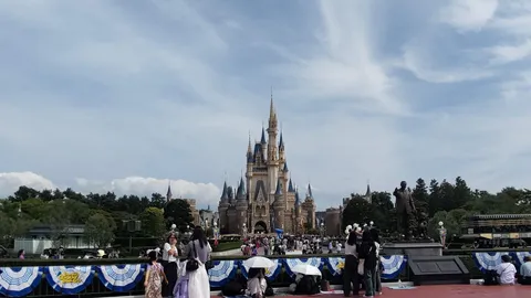 夢の国の輝く城と賑わい