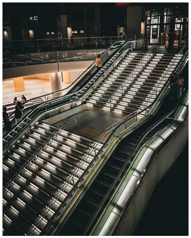 光と影の階段、夜の邂逅