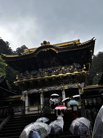 雨粒と金色の装飾