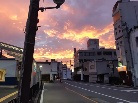 空を彩る夕焼けの街路