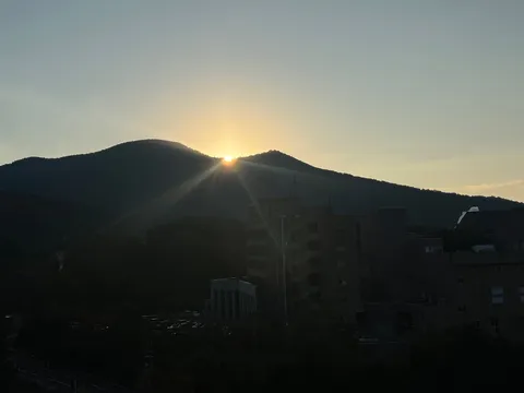 山並みに溶ける夕日