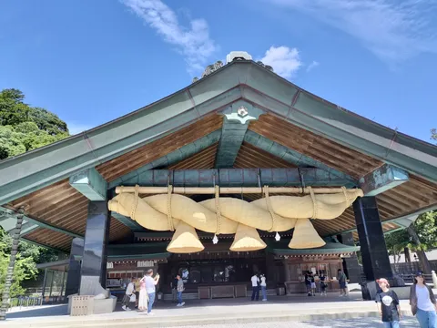 大らかな空の下の神社