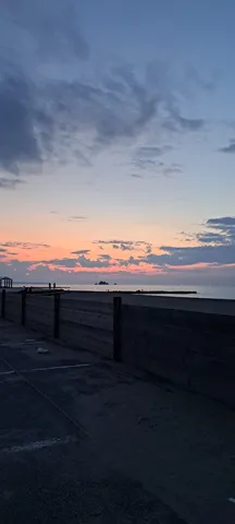茜色の空と静かな海辺