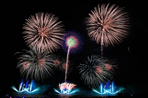 夜空と水辺を彩る花火の競演