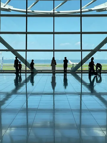 空港で見つけたシルエットたち