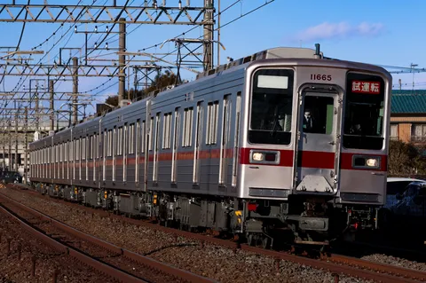 銀色列車と空の線路