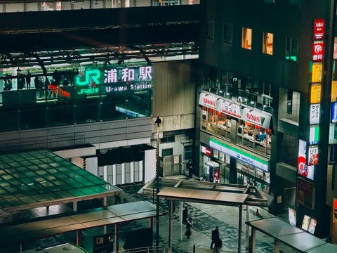駅前に灯る、夜の余白