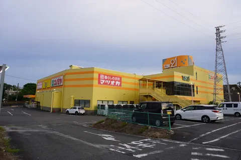 日常を彩る、黄色とオレンジのサイン