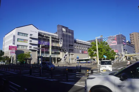青空と街のランドマーク