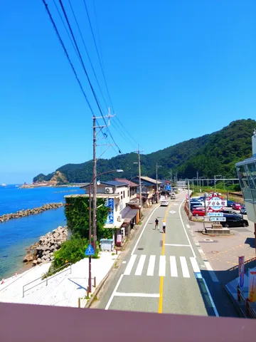 青い海と道、夏の日の風景