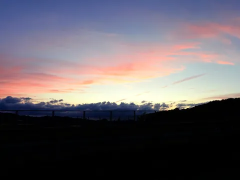 夕焼け空とシルエットのコントラスト
