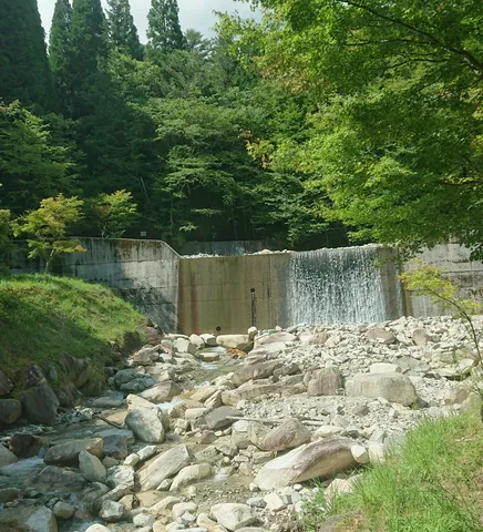 渓流とコンクリートの人工美