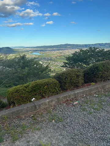 丘の上からの街と空の眺め