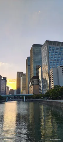 高層ビルに沈む夕日