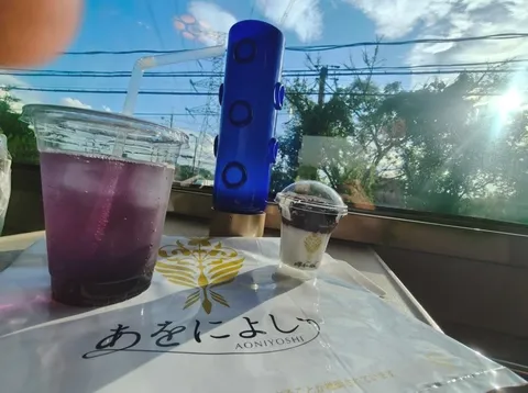 紫色の涼感と光の午後