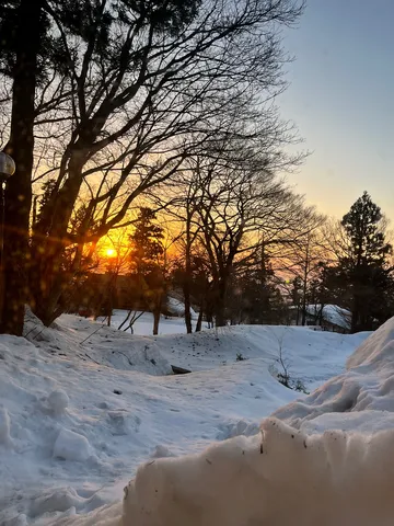 雪原に沈む夕日の気配