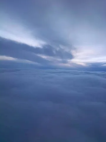 静寂の雲海、光のグラデーション