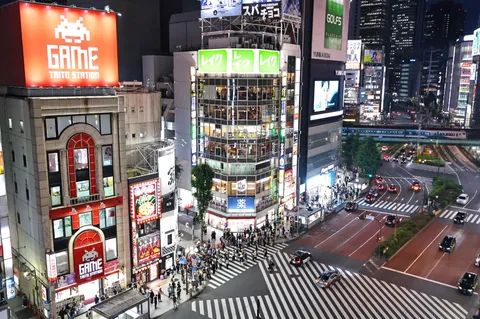 都会の交差点、光と人波