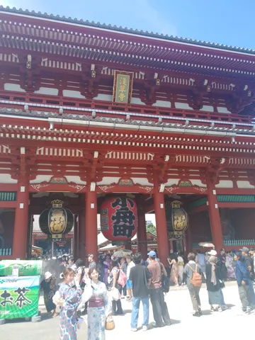 浅草寺の迫力ある提灯に吸い込まれそう