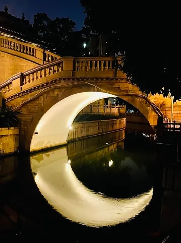 月夜に浮かぶ弓張橋