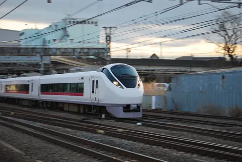 走る白い列車の夕暮れ