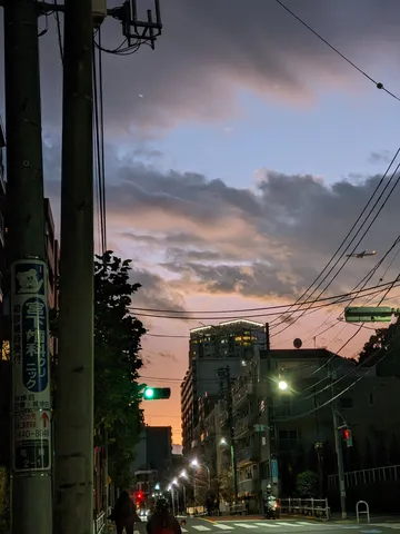 飛行機雲と夕暮れの街