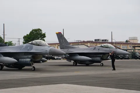 翼を広げる戦闘機、静かなる出撃前夜