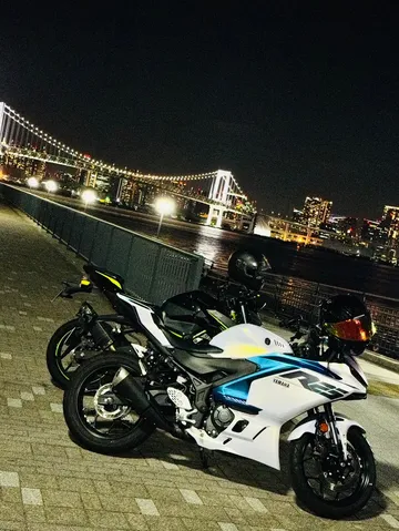 光る橋とバイクの夜景