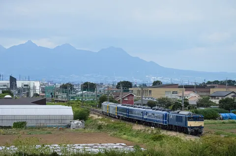 青い列車と遠い山々