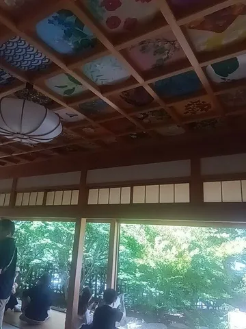 天井の彩り、窓の外の緑