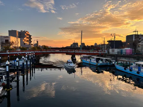 夕映えの橋と水面の輝き
