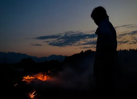 夕暮れの焚き火とシルエット