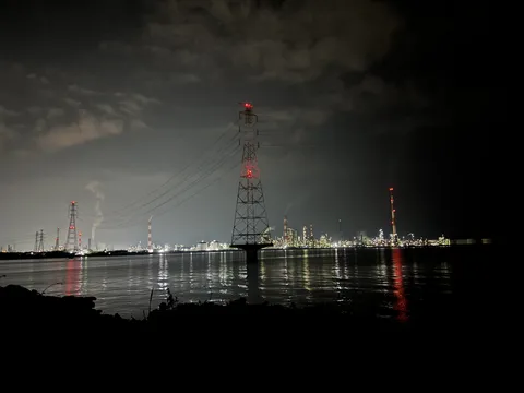 赤く光る鉄塔と水面のきらめき