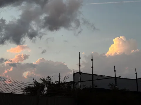 夕焼け空と工事現場のコントラスト