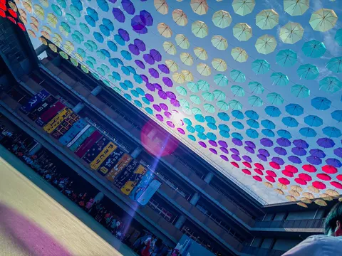 空いっぱいの虹色アンブレラ
