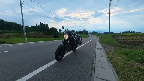 夕暮れの道と愛車