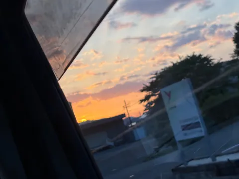 夕焼け空、映り込む車窓