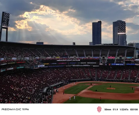 夕暮れのスタジアム、光と影のドラマ
