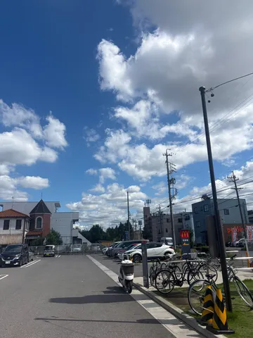 青空と並ぶ駐車場の風景