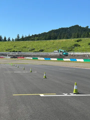 サーキットに並ぶコーンたち